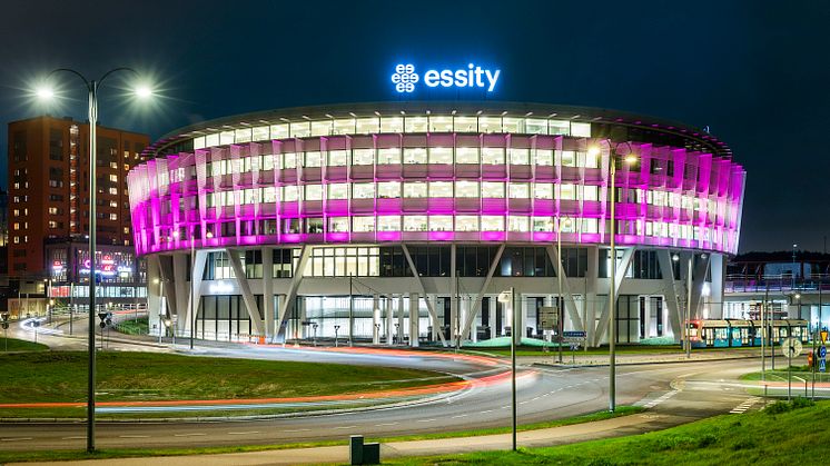 Essitys kontor i Mölndal lyser rosa varje onsdagskväll under oktober. Bild: Anna Sigvardsson Högborg