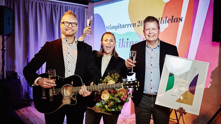 Viking Line tar emot Stimgitarren 2020. Fr v: Sami Ilonen och Johanna Holmqvist, kryssningschefer Viking Cinderella, samt Mikael Panelius, underhållningschef Viking Line. Foto: Christian Gustavsson