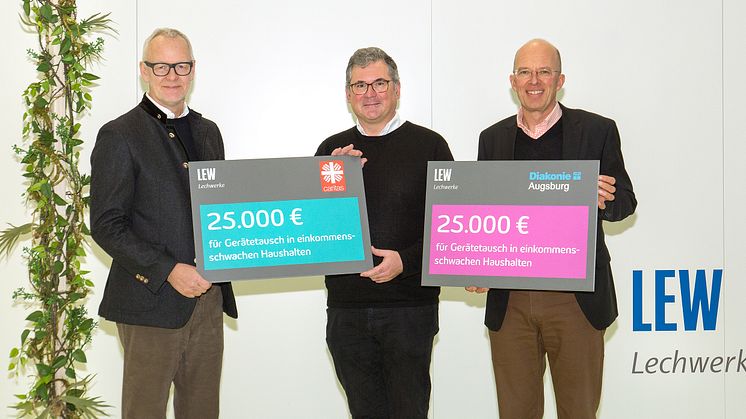 Spende für den guten Zweck: (v. l.): LEW-Vorstand Markus Litpher, Diözesan-Caritasdirektor Dr. Andreas Magg und Markus Bottlang, Kaufmännischer Vorstand des Diakonischen Werks Augsburg.