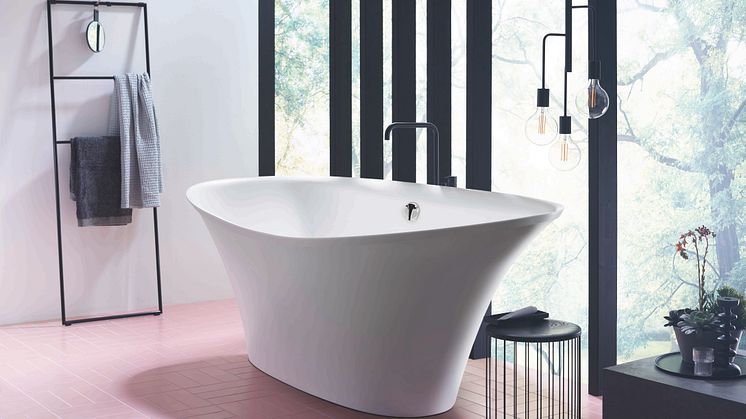 Entspannung pur: Die aus Mineralguss gefertigte Relax-Badewanne Badu von burgbad mit innovativer, patentierter ergonomischer Liegeposition bietet völlig neuen Badekomfort, der sicheren Halt und Schwerelosigkeit vereint. Foto: burgbad