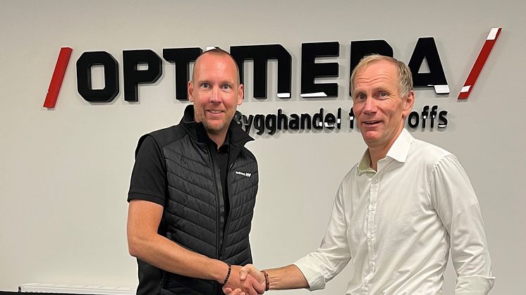 Jonas Persson, försäljningschef Nordmount, och Stefan Dahav, inköpsansvarig för tyngre bygg på Optimera skakar hand för att nu erbjuda byggare möjlighet att göra grundarbetet för solcellsinstallation. 