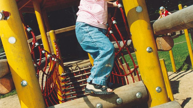 Mädchen auf Spielplatz