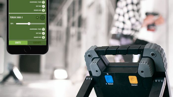 Smart belysningsstyrning på byggarbetsplatser via appen och den mobila spotlighten TORAN LED från Brennenstuhl för byggarbetsplatser.