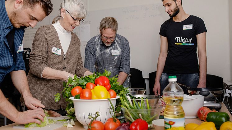 Deltagarna på utbildningen UVUC lär ut arabisk matlagning till sina gäster.