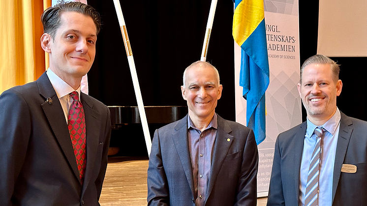 Från vänster: August Borg, diplomat och tidigare elev på Nacka gymnasium, Moungi G. Bawendi, Nobelpristagare i Kemi 2023 och Johan Lundström, rektor på Nacka gymnasium.