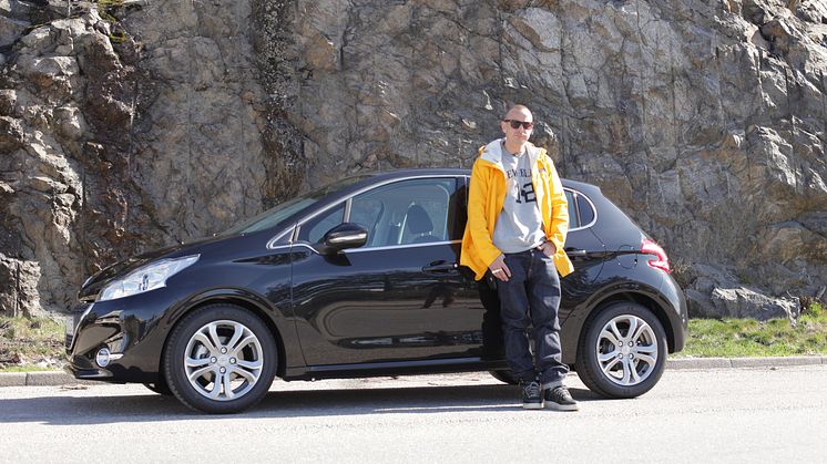 Artisten Petter kör Sveriges första Peugeot 208!
