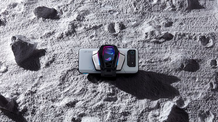ROG Phone 6 Pro with AeroActive Cooler 6_scenario