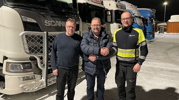 Roland Skoog, ägare av Skoogs skakar hand med tidigare ägare.