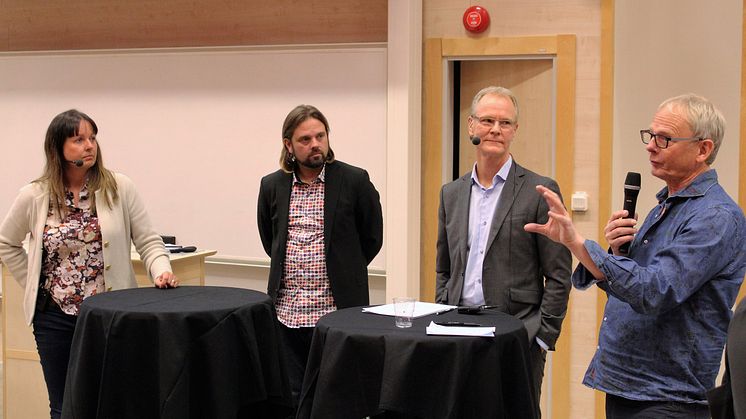 Paneldiskussion mellan Charlotta Mellander, Fredrik Sunnemark, Roland Lexén och Tomas Ekberg.