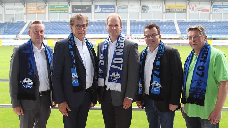 Partnerschaft verlängert: Markus Schulz (ESW), Josef Ellebracht (Geschäftsführer PSG), Marco Nettingsmeier (Prokurist ESW), Martin Hornberger (Gesamtgeschäftsführer SC Paderborn 07) und Andreas Tipp (ESW) starten gut gerüstet in die neue Saison (v. l