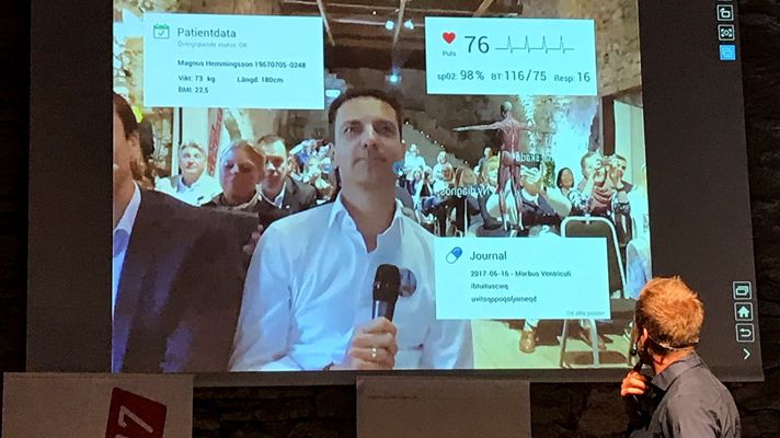 Björn Nordén från Jobba i Västerås visar hur framtidens läkare kan använda Augmented Reality i arbetet. Testpatienten är Magnus Hemmingsson, VD Mälarenergi.