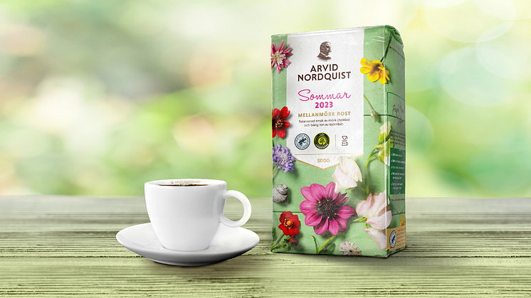 Årets limiterade sommarupplaga har en sommarblommig och grön design.