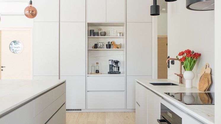 Köksytor som bänkskiva, halvö samt inklätt köksskåp – Dekton® Rem 20mm. Foton: @talostakoti