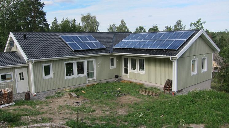 Sveriges första solcellsanläggning med AC-paneler