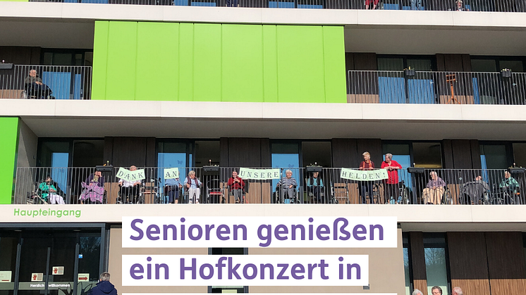Die Bewohnerinnen und Bewohner des Seniorenzentrums „An der Lauter“ genossen das Hofkonzert und dankten mit Plakaten allen, die in der Corona-Krise besonders gefordert sind.
