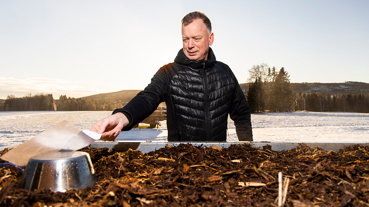 Per Sandström har utvecklat en ny teknik för att torka bark.