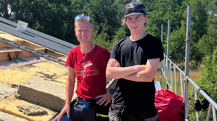 Emma Silfverduk och David Holmberg som just nu sommarjobbar på Falla Plåt.