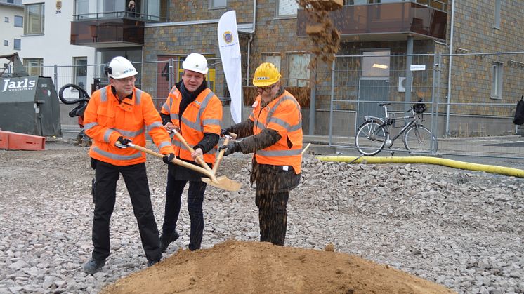 Peter Ström, Peab Henrik Zäther, HSB  och Peter Syrén, Peab tar sista spadtaget inför byggstart av HSB brf Glasblåsaren på Kålgårdsområdet i Jönköping.