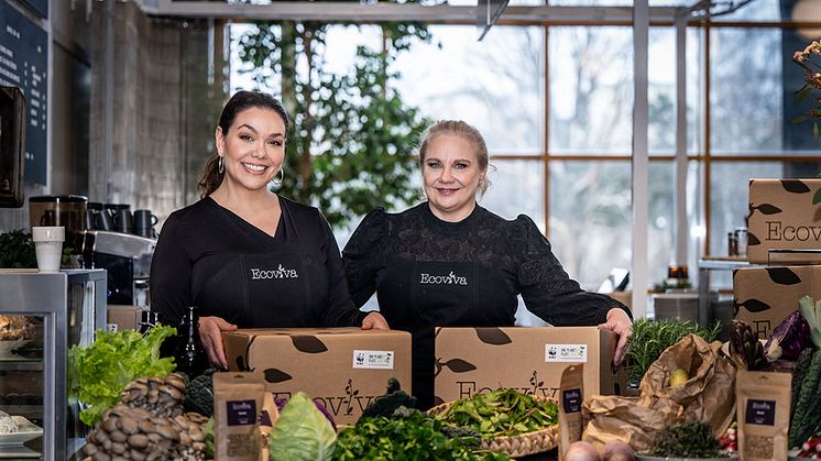 Grundarna av Ecoviva Amina Bergendahl t v och Annika Kristoffersson t h med One Planet Plate-kassen som certifierats av WWF. Foto: Karin Röse