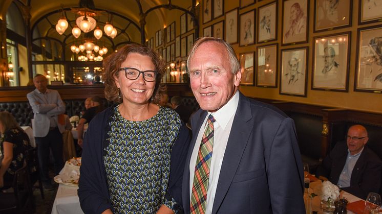 Konsernsjef Tone Wille i Posten takket Sverre Morken for hans innsats som frimerkekunstner under en mottakelse denne uken. Foto: Birger Morken