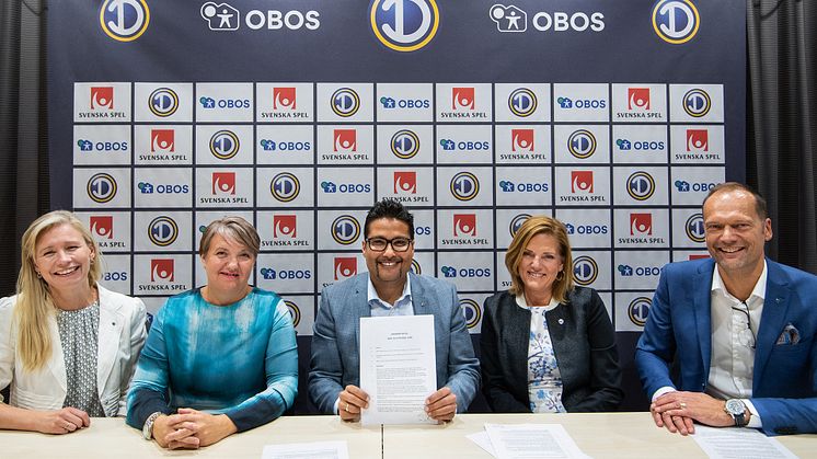 Från vänster: Ulrika Liiv (Kommunikation- och hållbarhetschef OBOS), Linda Wijkström (generalsekreterare Elitfotboll Dam), Daniel Kjørberg Siraj (koncernchef OBOS), Annika Grälls (ordförande Elitfotboll Dam) och Joakim Henriksson (VD OBOS Sverige).