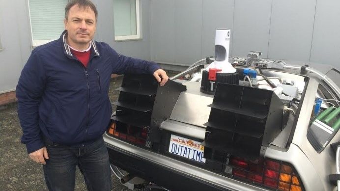 Mit einem Osteopath zurück in die Zukunft: Dr. Oliver Wirtz baut DeLoreans als Zeitmaschinen nach