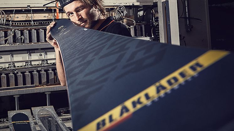 Blåkläder med egendesignade skidor från Åre Skidfabrik