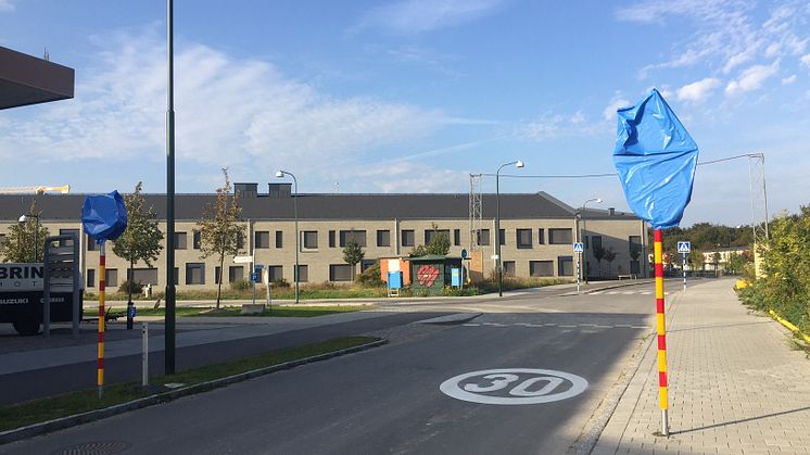 30-skyltar vid Glasbruksskolan, som väntar på avtäckning