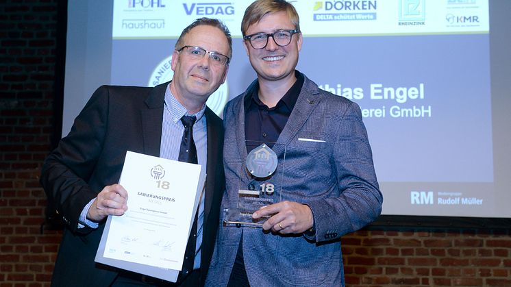 Den Sanierungspreis 18 in der Kategorie Metall gewinnt die Engel Spenglerei aus dem bayerischen Fuchstal-Leeder mit der Dachsanierung des Altenwerk Marthashofen. 