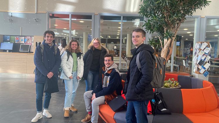 Här syns några av de nya studenterna på International Mechanical Engineering på plats på campus.