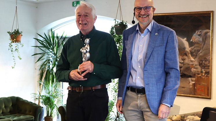 Per Alex Sørensen, teamleder i virksomheden PlanEnergi, Skørping, modtog 'Moder Jord'-Prisen 2024. Borgmester Jesper Greth overrakte prisen til Klima Rebild åbningsarrangement i jubilæumsåret 2024