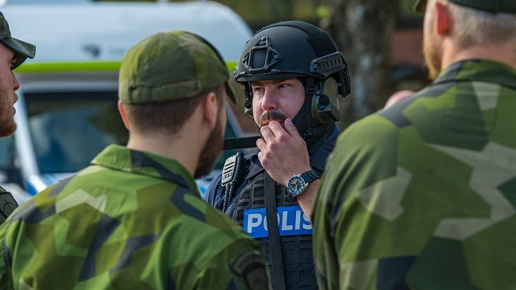 Försvarsmakten och Polisen i samverkan.