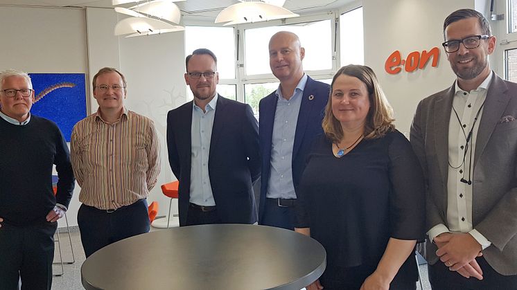 Fr v: Gert Kristensson (Programchef upphandling, E.ON Energidistribution), Jonas Arvidsson (Vd, ONE Nordic), Joakim Johansson (Marknadsdirektör, ONE Nordic), Johan Mörnstam (Vd, E.ON Energidistribution), Lotta Hedre och Henrik Nilsson (Inköp E.ON E.)
