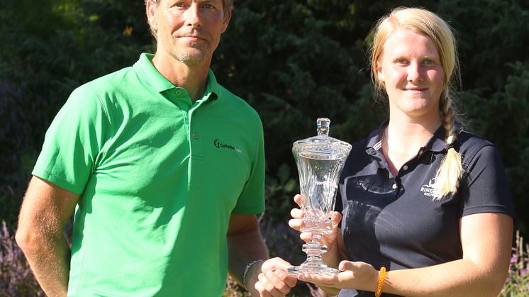 Vinnaren av Golfhäftet Masters @ Varberg Västra, Ingrid Lindblad, med Johan Brandeby, Golfhäftet (fotograf Göran Söderqvist)