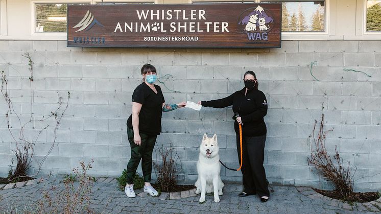 Zoé Martin and Qanik presenting the cheque.