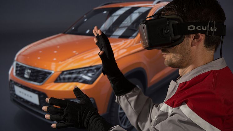 Tekniker med et par Oculus virtual reality-briller for øjnene
