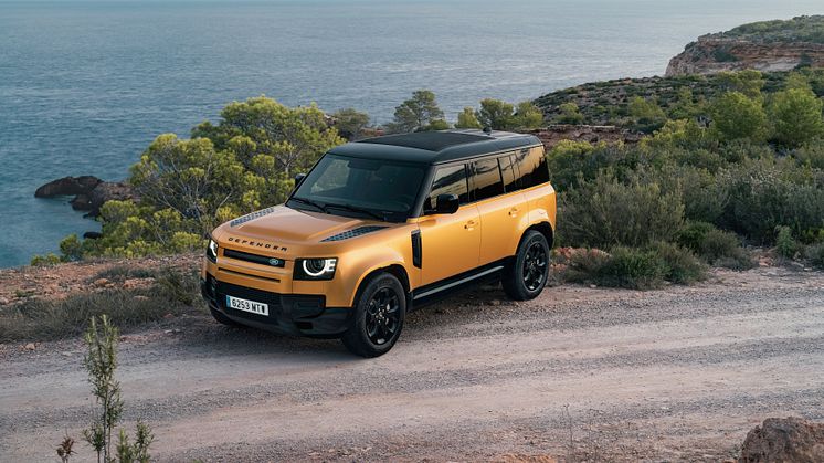 JLR Defender Ibiza 110 High Front 34.jpg