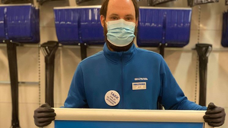 Varehussjef Nicolai Grude og resten av team Biltema Follo leverer ut varer til kundenes bilder.