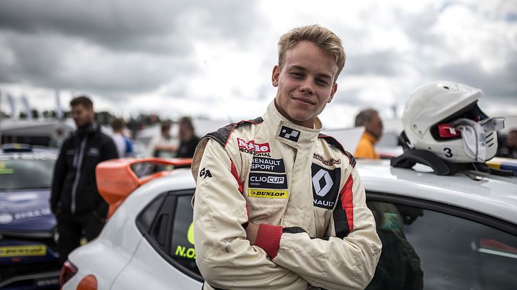 Nicklas Oscarsson kraschade våldsamt i Falkenberg. Men nu har en ny bil och han laddar för att jaga ikapp Marcus Annervi.