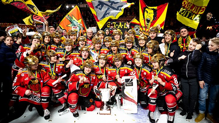 Damerna i Luleå hockey/MSSK vann SM-guld säsongen 2018/2019. Foto: Luleå Hockey. 