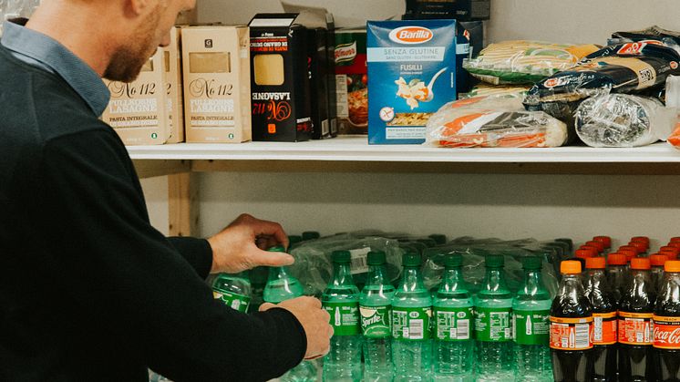 Projektledare Samuel Haugstvedt på lagret.