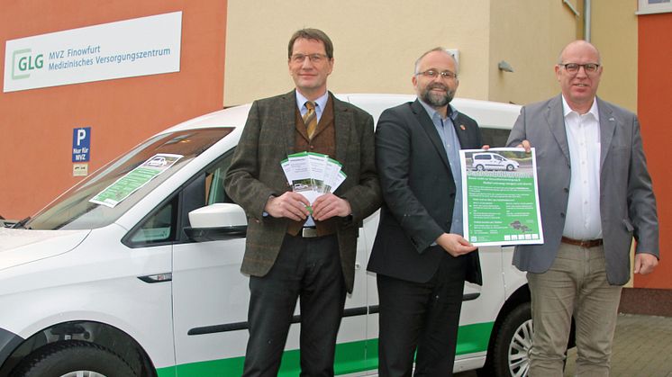 Schorfheides Bürgermeister Uwe Schoknecht (v.l.), Barnims Landrat Daniel Kurth und BBG-Geschäftsführer Frank Wruck bei der Präsentation des PatMobilBarnim. Foto: Pressestelle LK Barnim/Oliver Köhler