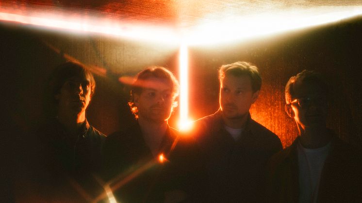 Farverige Django Django står klar til at kickstarte festen i Lille VEGA med deres eklektiske mix af psykedelisk og groovy indiepop den 8. november.