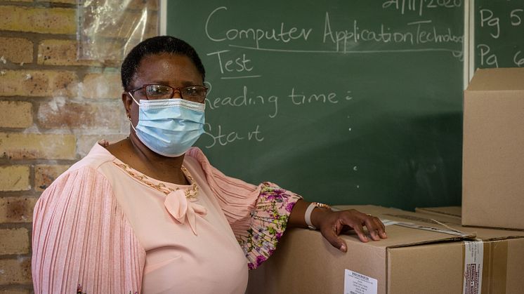  When principal Zanele Tjiana discovered that the computers at her school were stolen, she thought there was no way learners could complete their lessons for 2020 – until she contacted Discovery’s Dr Lerato Khatle who found a donor in 24 hours.