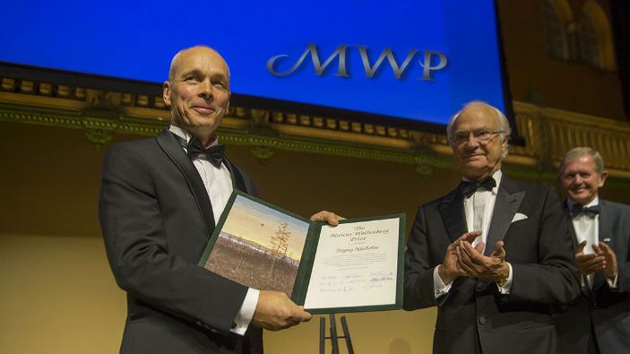 Professor Torgny Näsholm receiving the 2018 Marcus Wallenberg Prize from the hands of King Carl XVI Gustaf. Photo: Johan Gunséus.