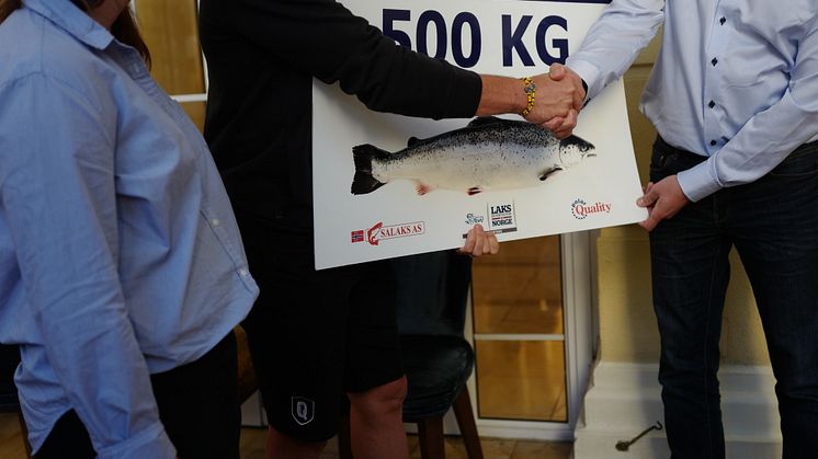 Salaks og Polar Quality deler ut premien på 500 kilo laks til Bernard Eisel