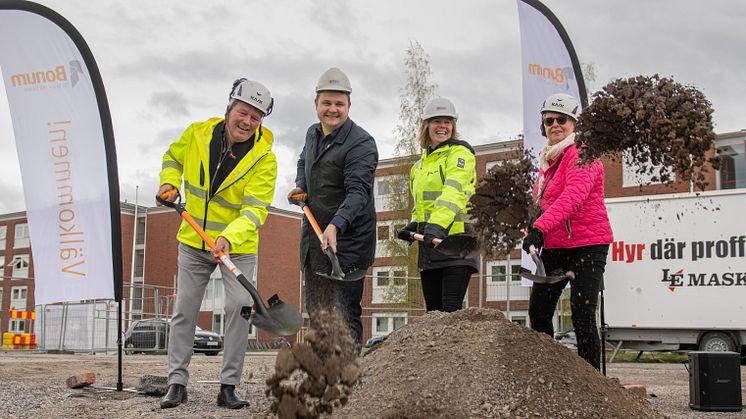 Fr v.  Fredrik Andersson, koncernchef på Contractor, Niklas Säwén, vice ordf. i kommunstyrelsen, Johanna Frelin, vd Riksbyggen och Christina Normelli, blivande boende i projektet. Foto: Evelina Ytterbom