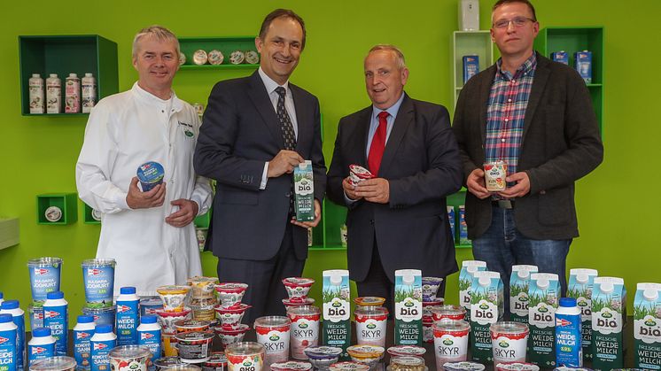 v.l.n.r: Ejvind Hansen Skødt (Standortleiter Arla Werk Upahl), Markus Mühleisen (Deutschland-Chef von Arla Foods), Dr. Till Backhaus (Minister für Landwirtschaft & Umwelt des Landes Mecklenburg-Vorpommern), Jens Oldenburg (Arla Landwirt)
