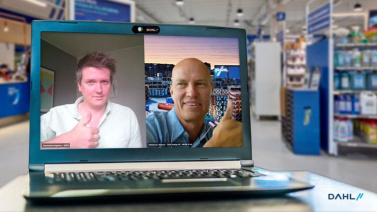 Ingemar Clementson på NSVA (till vänster i bild) och Magnus Johansson på Dahl Sverige AB har tecknat avtal på sedvanligt sätt, digitalt, för smarta vattenmätare och IoT till nordvästra Skåne i samarbete med Netmore och Ambiductor.
