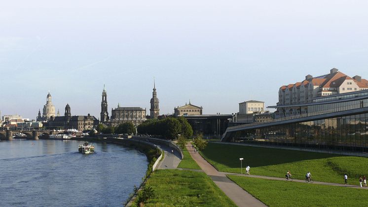 Ausführlich Gassi gehen: Das klappt prima am wunderschönen Elbufer, direkt neben dem Maritim Hotel Dresden. Damit der City-Trip auch mit Vierbeiner entspannt verläuft, bieten die Maritim Hotels viel Service rund um den Hund.